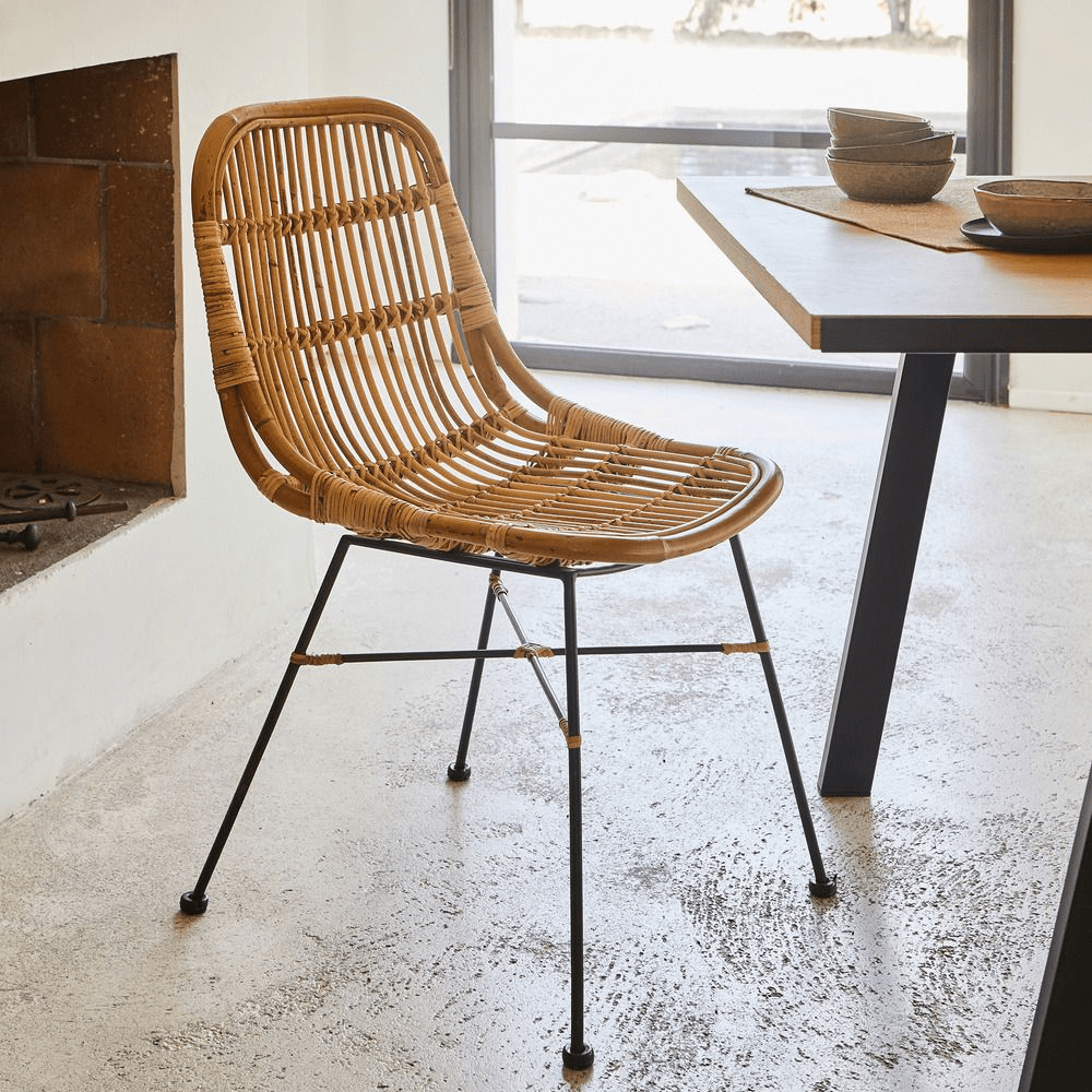 Japandi Balcony Oasis: Rattan Outdoor Chair (Sleek Lines, Natural Style)